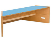 Spielpodest Trapeztreppe 3