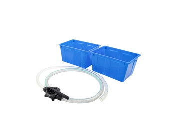 Pumpe mit Schlauch und zwei Wasserboxen