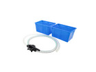 Pumpe mit Schlauch und zwei Wasserboxen