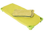 Betzold Stapelbare Liege mit Auflage und grünem Schlafsack